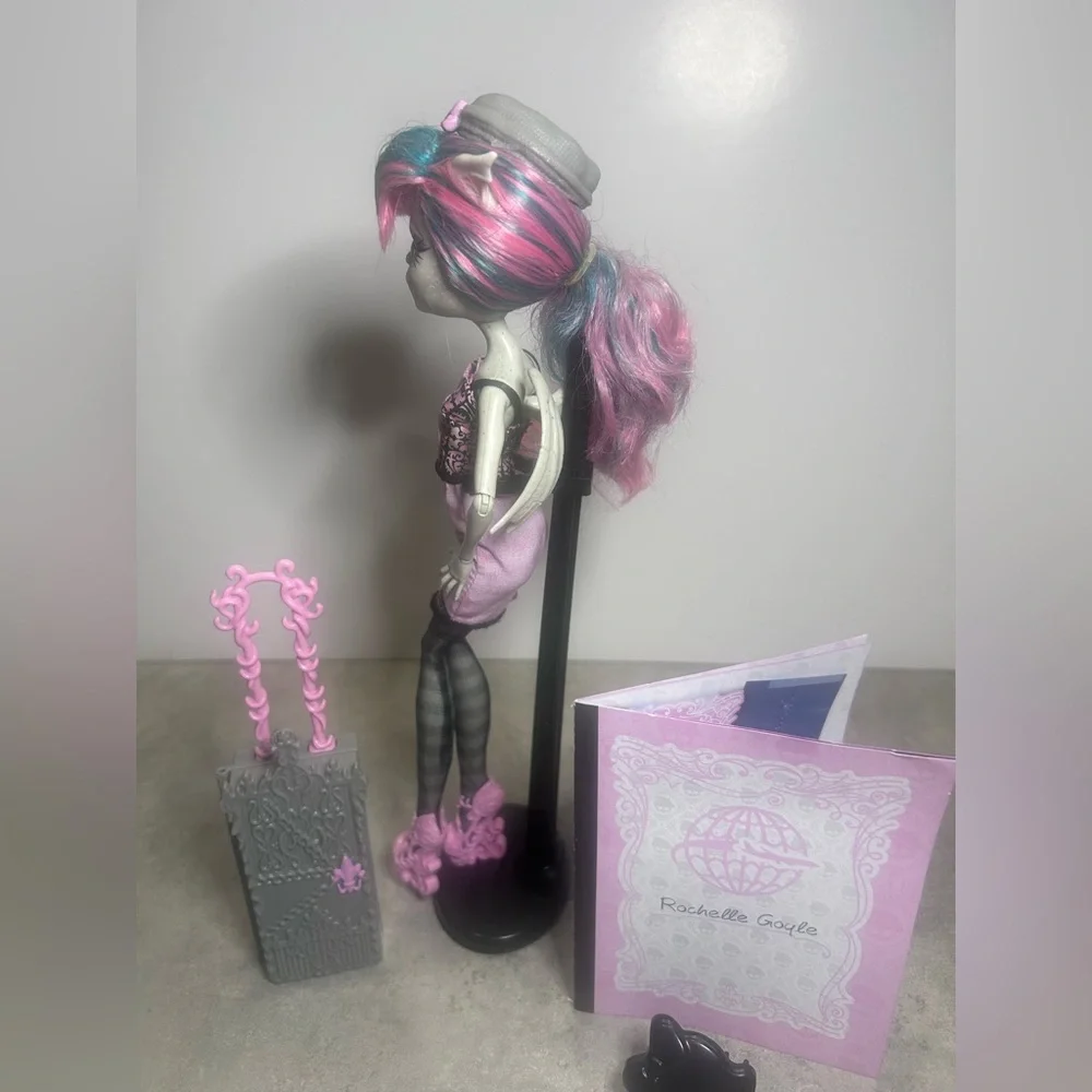Monster high doll Rochelle Goyle édition Scaris City of Frights 2012 - Picture 3 of 4